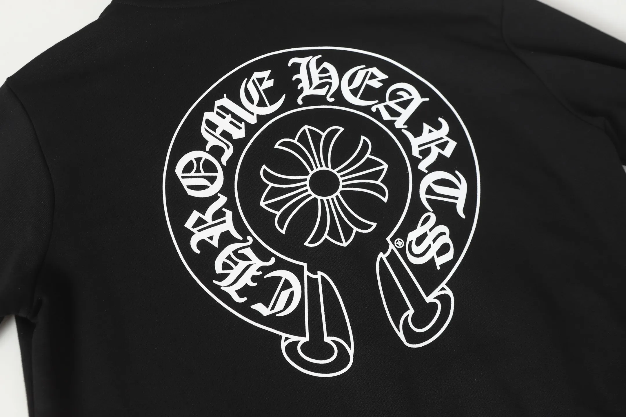 Q8—P230 -Chrome Hearts/Chrome Hearts printed zipper sweatshirt cardigan jacket -420 grams of high-density, high-quality wool, soft, delicate and skin-friendly, soft and silky to the touch, warm and skin-friendly -The hardware zipper accessories are all customized and full of details -Colour: black white -Size: S M L XL